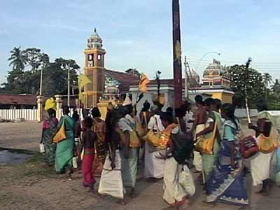 Pada Yatra pilgrims arrive at Tirukkovil Murugan Kovil, Ampara dist. on 3 July 2004.
