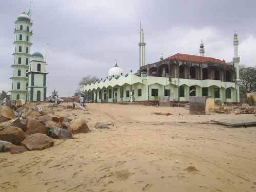The old mosque facing the beach at Kalmunai