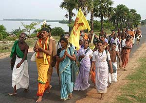 Pada Yatra pilgrims approach Batticaloa on 21 June 2007